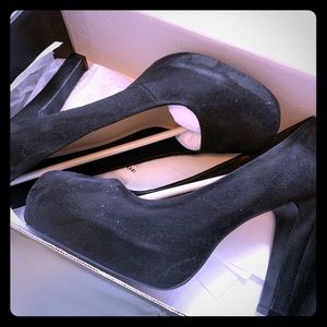 EUC- barely worn platform pumps- (wide width)